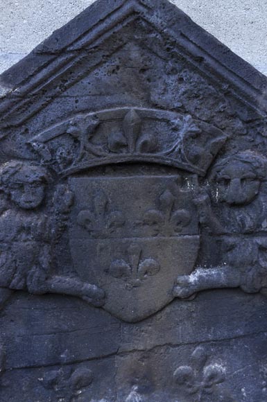 Antique fireback with French coat of arms and lions, 17th century-1