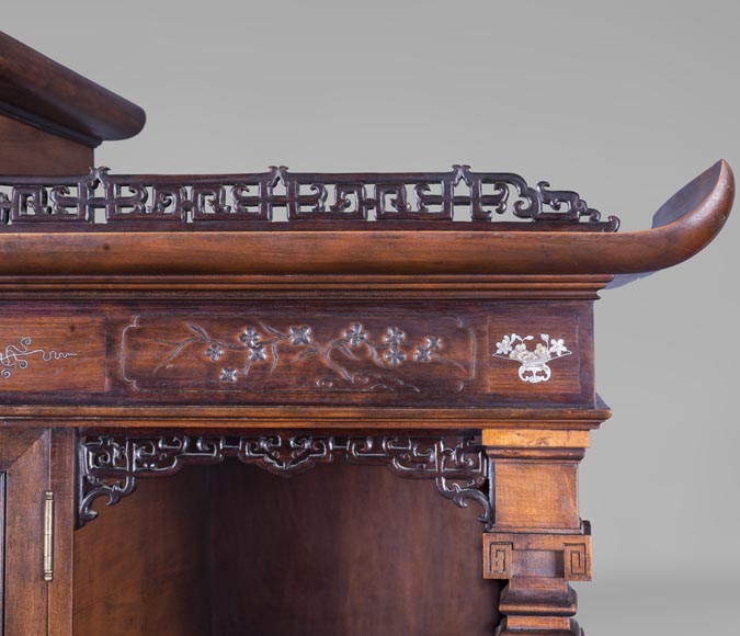 Shelves cabinet of Far Eastern inspiration, decorated with floral vases in mother-of-pearl and ivory-2