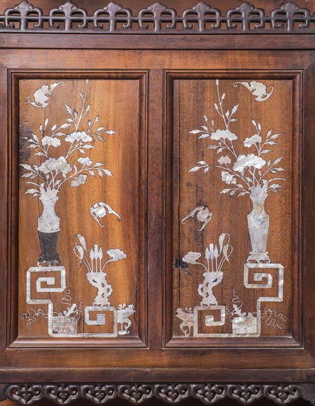 Shelves cabinet of Far Eastern inspiration, decorated with floral vases in mother-of-pearl and ivory-5