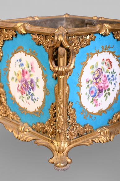 Alfred-Emmanuel-Louis Beurdeley (attributed to) Pair of small porcelain jardinières with gilt-bronze mounts-7