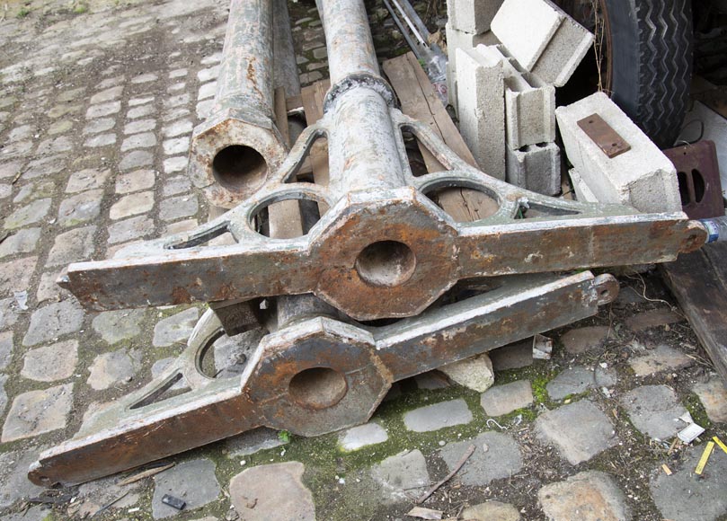 Set of four cast iron columns from the end of the 19th century-3