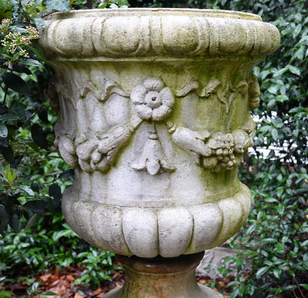 Pair of Medici vases in composite stone, late 20th century -4