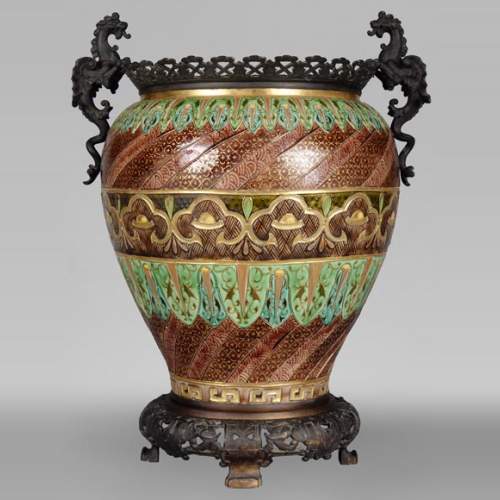 Large vase with a bronze mount and dragons