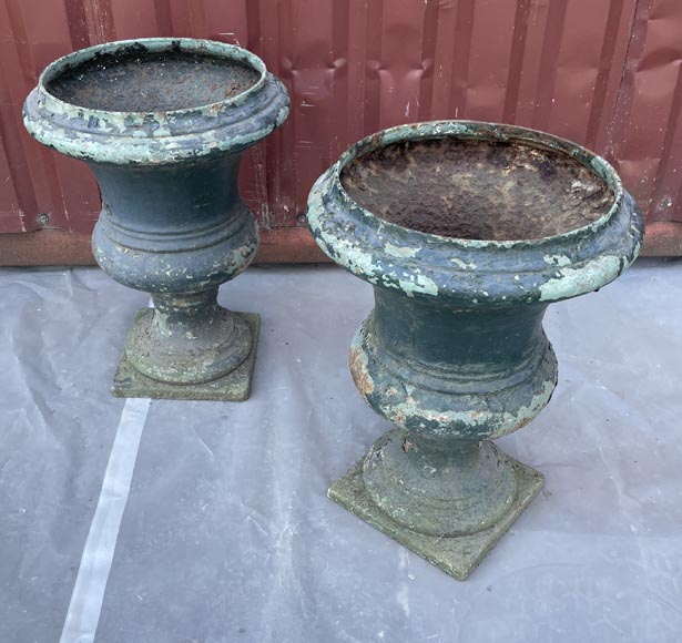Pair of Medici-form cast iron garden urns-1