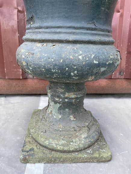 Pair of Medici-form cast iron garden urns-4