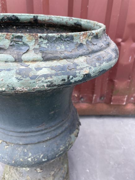 Pair of Medici-form cast iron garden urns-5