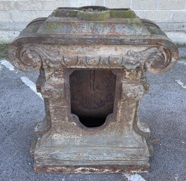 Four cast-iron pilaster bases adorned with a coat of arms-6