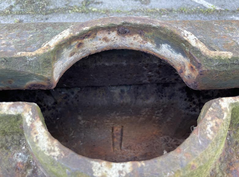 Four cast-iron pilaster bases adorned with a coat of arms-7