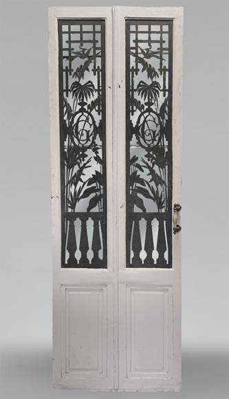 Single door with openwork plant decoration-0