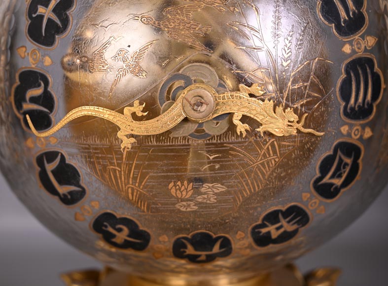 L’Escalier de CRISTAL – Japonist Glass Clock in the Shape of a Sphere Emerging from a Lotus Flower-7