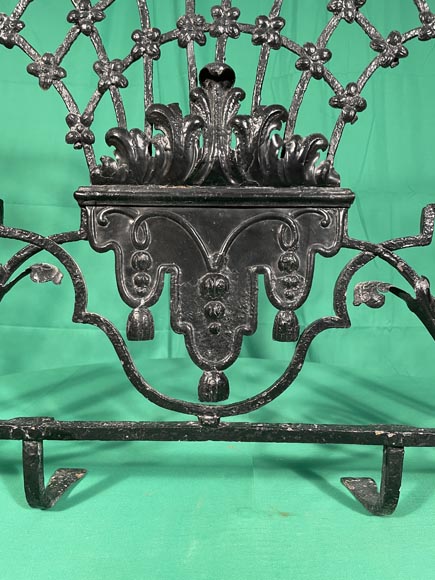 Cast-iron screnn with shell, 18th century-7