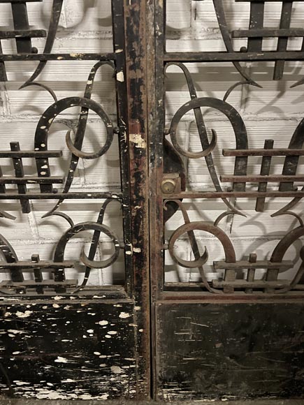 Double cast iron door with geometric decoration Double cast iron door with geometric decoration-2