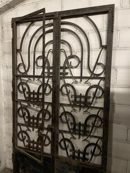 Double cast iron door with geometric decoration Double cast iron door with geometric decoration-3
