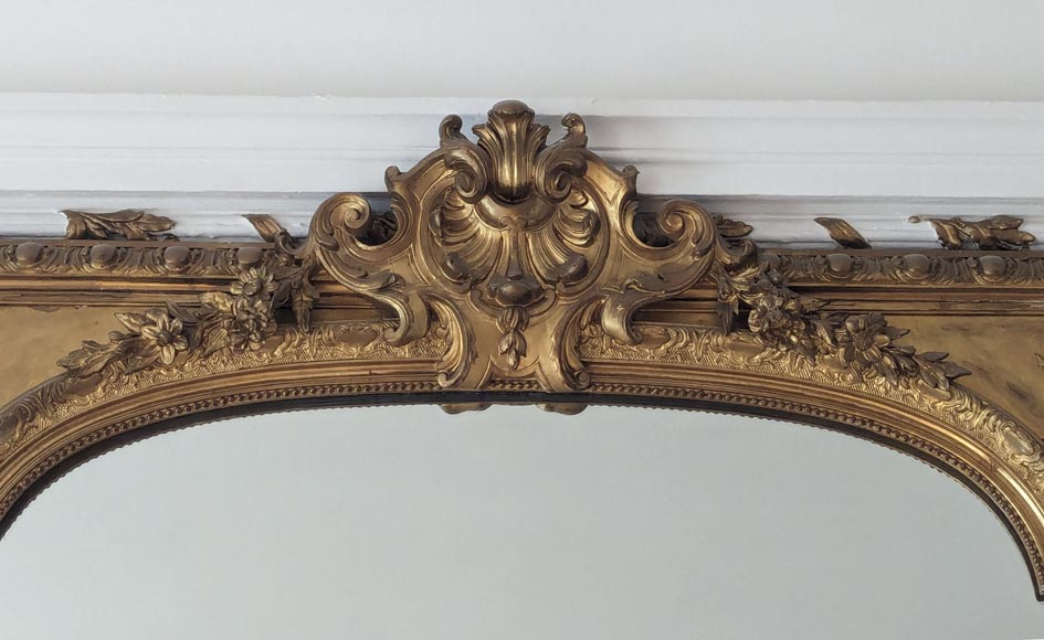 Regency-style gilded trumeau decorated with a cut leather shell-1