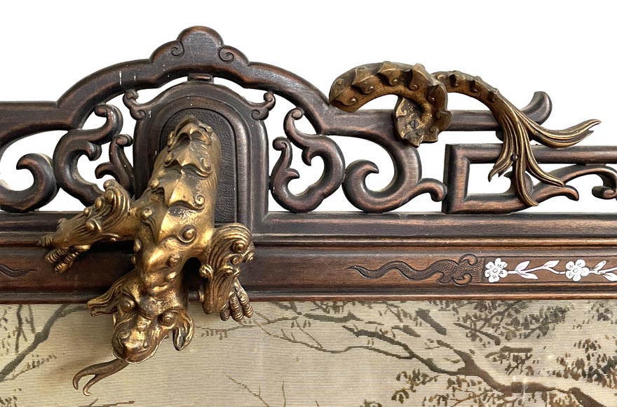 aponesque frame in carved wood and mother-of-pearl marquetry, decorated with a bronze dragon, with its silk painting depicting a winter landscape-2