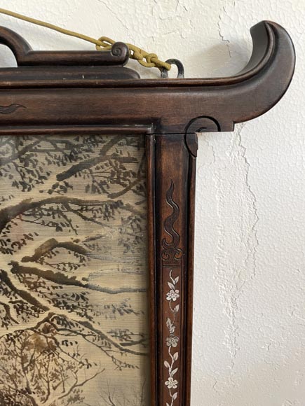 aponesque frame in carved wood and mother-of-pearl marquetry, decorated with a bronze dragon, with its silk painting depicting a winter landscape-3