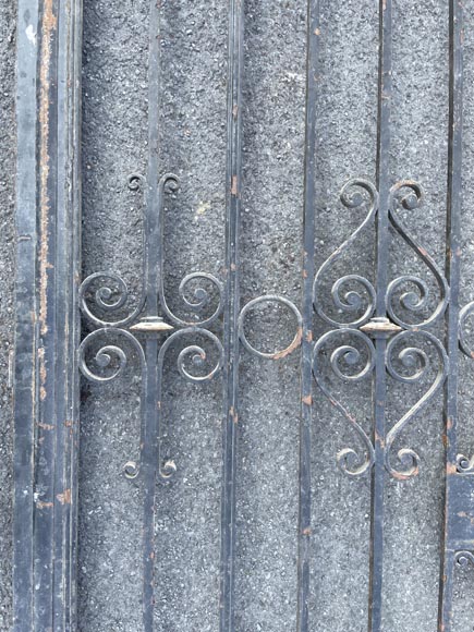 Cast iron double-leaf gate – Louis XVI style decoration with gilded torch Cast iron double-leaf gate – Louis XVI style decoration with gilded torch-3