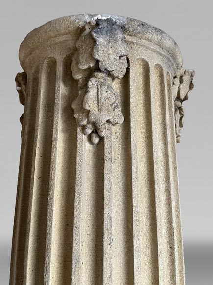 Pair of columns with oak leaves in carved wood and stucco, late 19th century-2