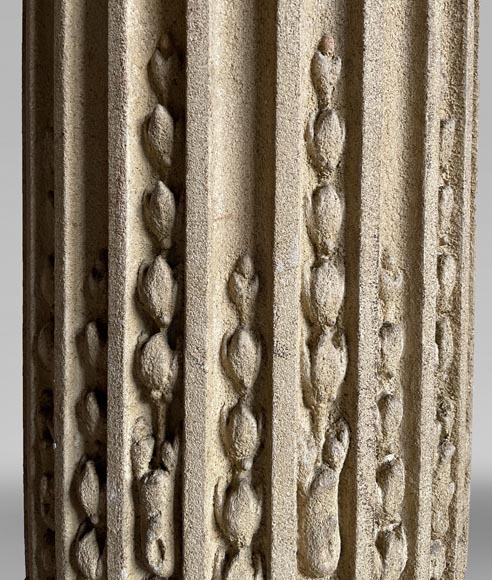 Pair of columns with oak leaves in carved wood and stucco, late 19th century-6