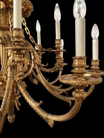 Louis XVI-style gilt-bronze chandelier with eighteen lights, featuring a garland of roses and a ribbon bow Louis XVI-style gilt-bronze chandelier with eighteen lights, featuring a garland of roses and a ribbon bow-8