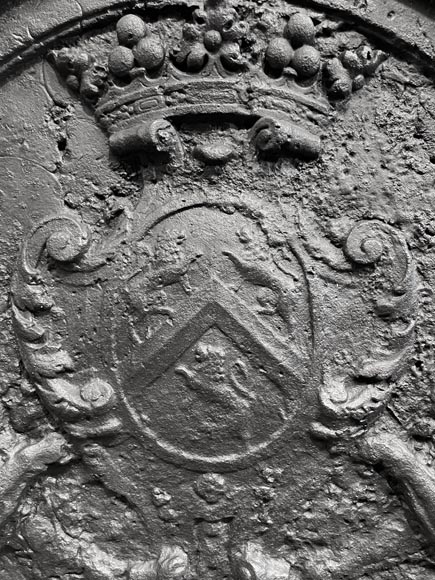 Fireback bearing a coat of arms and decorated with lions-4