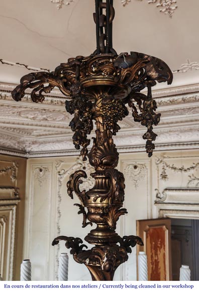 Important Louis XV style chandelier with 36 lights, in gilt bronze Important Louis XV style chandelier with 36 lights, in gilt bronze-2