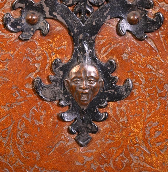 Leather and iron travelling case with dragons and mascarons Leather and iron travelling case with dragons and mascarons-5