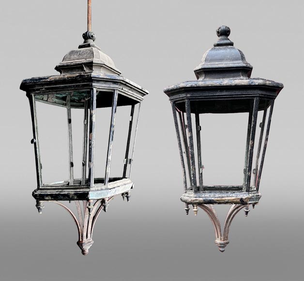 Important pair of hexagonal architectural lanterns in patinated metal Important pair of hexagonal architectural lanterns in patinated metal-0