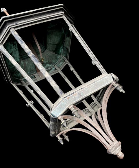 Important pair of hexagonal architectural lanterns in patinated metal Important pair of hexagonal architectural lanterns in patinated metal-7