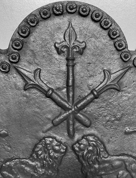 Fireplace backplate decorated with lions and fire pots Fireplace backplate decorated with lions and fire pots-3