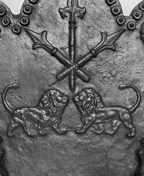 Fireplace backplate decorated with lions and fire pots Fireplace backplate decorated with lions and fire pots-4