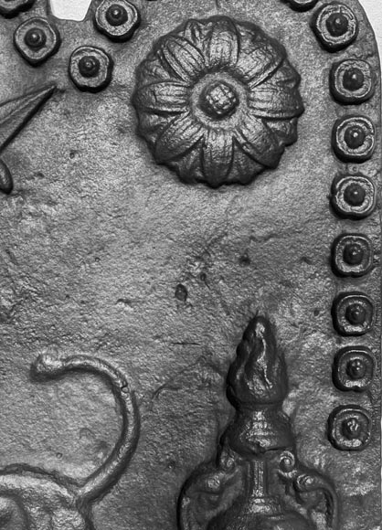 Fireplace backplate decorated with lions and fire pots Fireplace backplate decorated with lions and fire pots-5