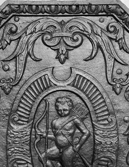 Louis XVI period fireplace plaque decorated with Cupid in a medallion Louis XVI period fireplace plaque decorated with Cupid in a medallion-3