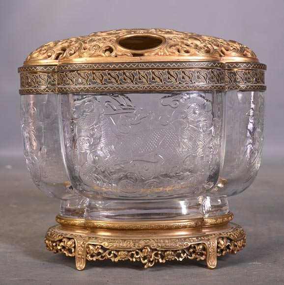 L’Escalier de Cristal (attributed to) Quadrilobed covered bowl with stand, crystal and gilt bronze-1