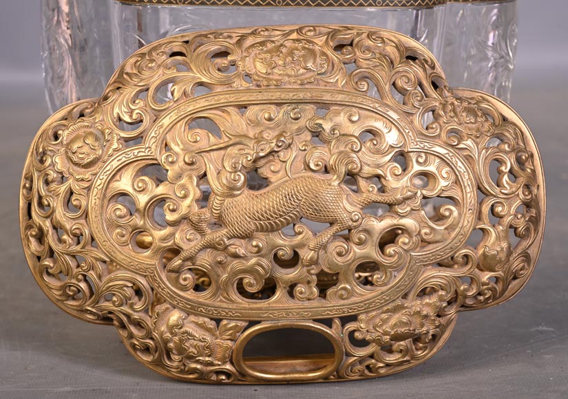 L’Escalier de Cristal (attributed to) Quadrilobed covered bowl with stand, crystal and gilt bronze-2