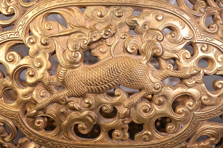 L’Escalier de Cristal (attributed to) Quadrilobed covered bowl with stand, crystal and gilt bronze-3