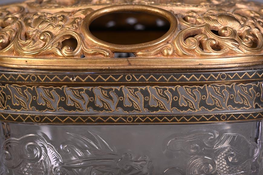 L’Escalier de Cristal (attributed to) Quadrilobed covered bowl with stand, crystal and gilt bronze-5