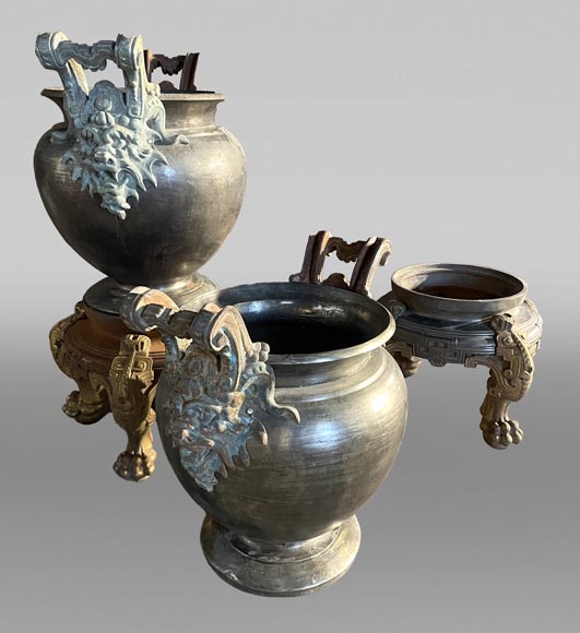 Pair of Japonesque-style cast-iron vases on bases with claw feet Pair of Japonesque-style cast-iron vases on bases with claw feet-2