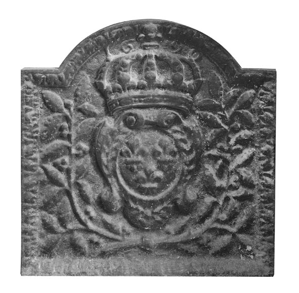 Modern cast-iron fireplace back featuring the Arms of France Modern cast-iron fireplace back featuring the Arms of France-0