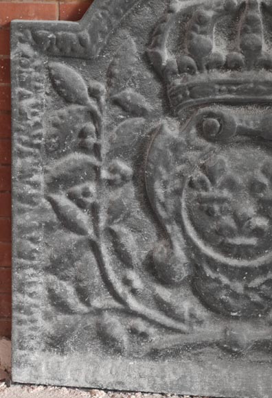Modern cast-iron fireplace back featuring the Arms of France Modern cast-iron fireplace back featuring the Arms of France-2