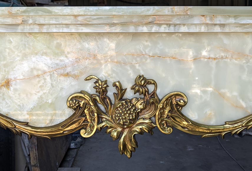 Decorative mantel in onyx-2