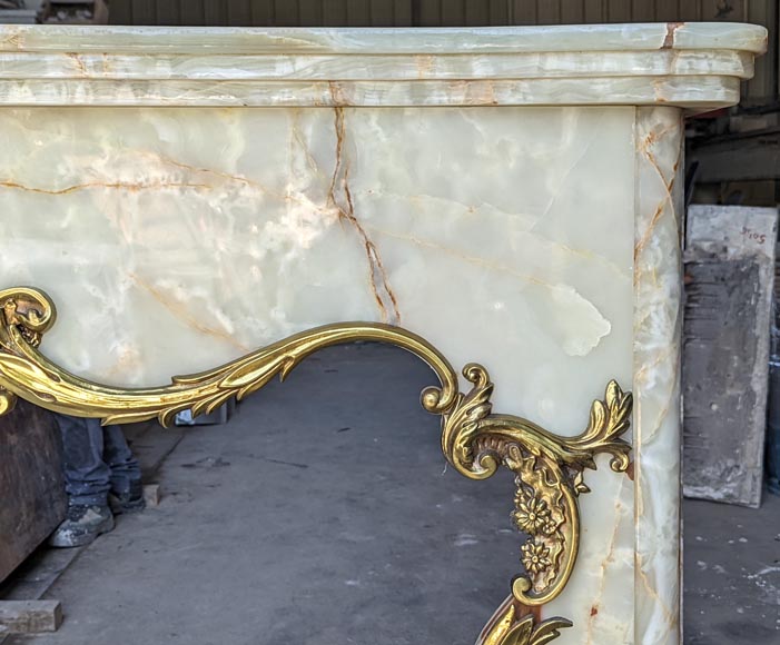 Decorative mantel in onyx-8