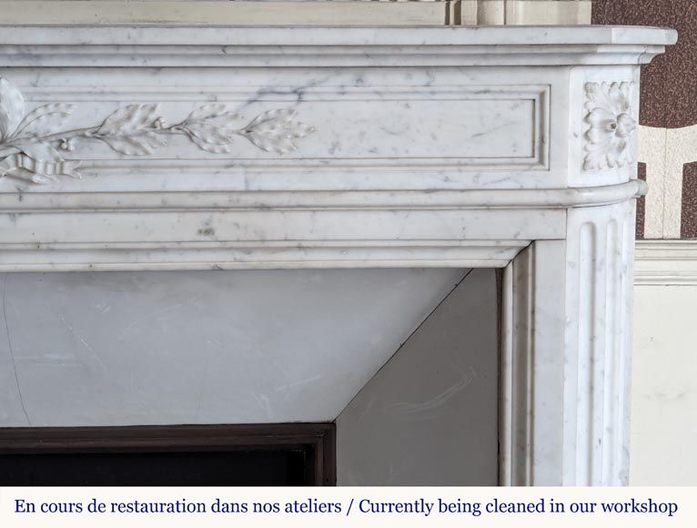 Round Louis XVI style mantel in Carrara marble adorned with a laurel wreath-10