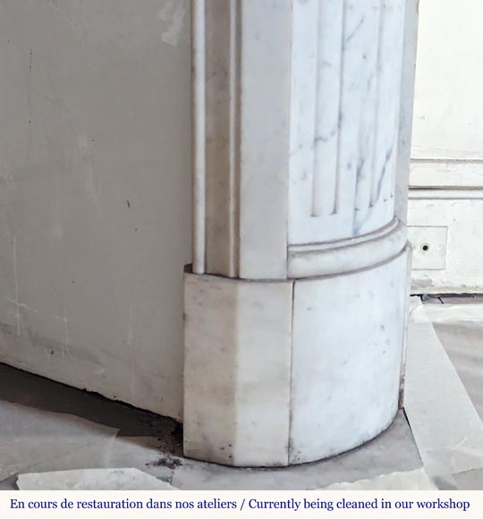 Round Louis XVI style mantel in Carrara marble adorned with a laurel wreath-12