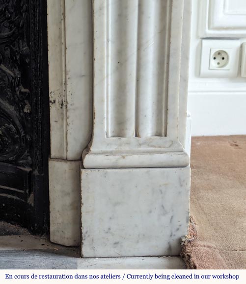 Louis XVI style mantel in Carrara marble adorned with an acanthus leaf-9