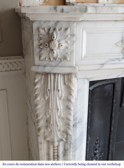 Curved Louis XVI style mantel in Arabescato marble decorated with a laurel wreath-4