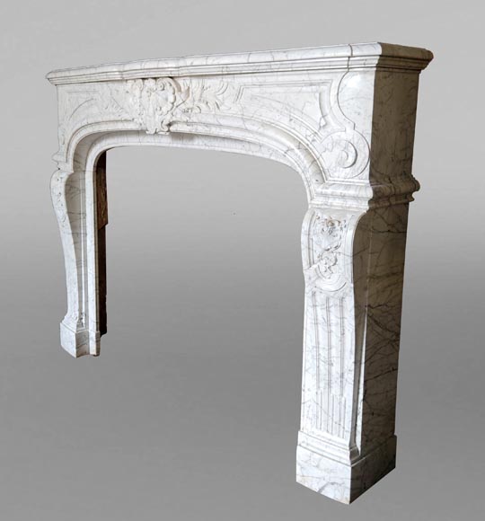 Large Regency-style mantel in veined Carrara marble-8