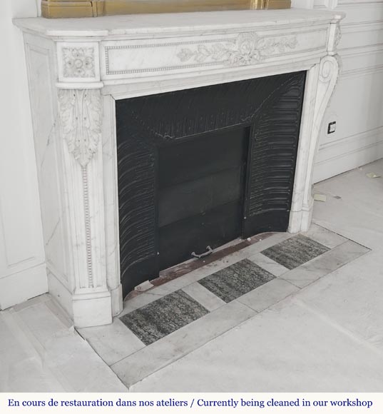 Curved Louis XVI style fireplace with beaded decoration, in semi-statuary marble. Curved Louis XVI style fireplace with beaded decoration, in semi-statuary marble.-4