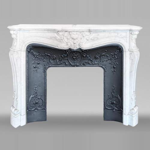 Louis XV style fireplace in Carrara marble, decorated with a shell
