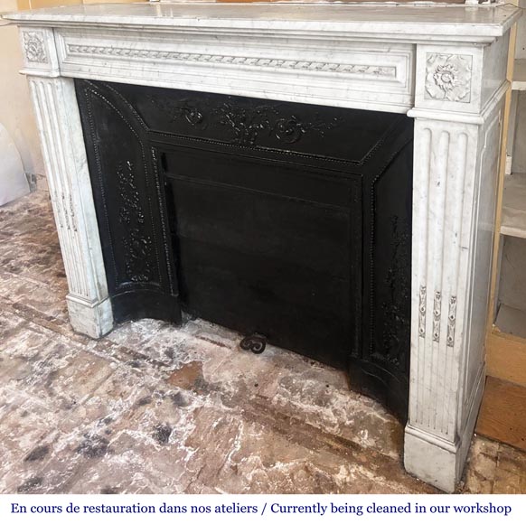 Louis XVI style fireplace in Carrara marble, decorated with ribbons and floral rosettes Louis XVI style fireplace in Carrara marble, decorated with ribbons and floral rosettes-4